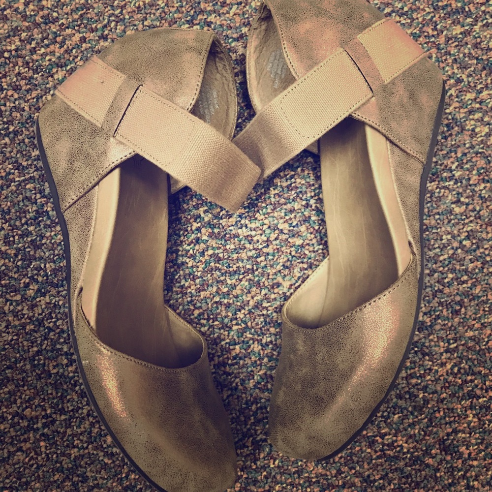 Super cute & comfy wedges.